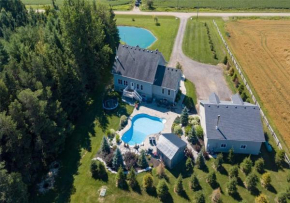 Villa with Pool, Pond & Sauna- Perfect for Events